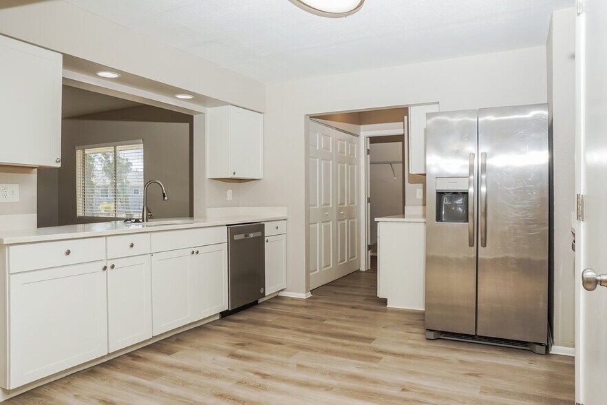 Building Photo - 6927 Roslyn Ct