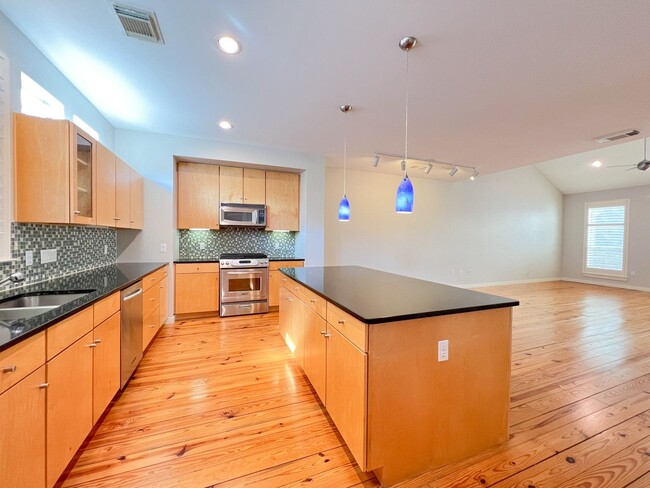 Building Photo - 1205 Kinney Ave