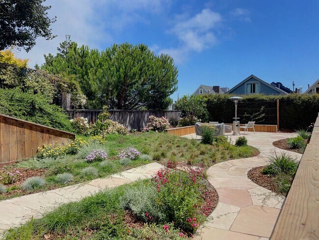 Building Photo - Modern 2 Bed, 1.5 Bath + Parking - Alamo S...