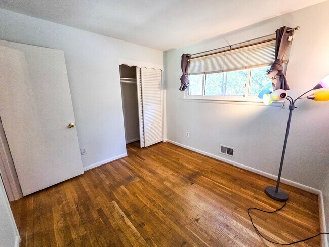 Building Photo - 305 Hillsboro Dr