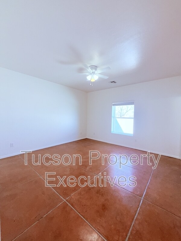 Building Photo - 324 W 23rd St