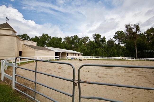 Building Photo - 233 Crown Oaks Way