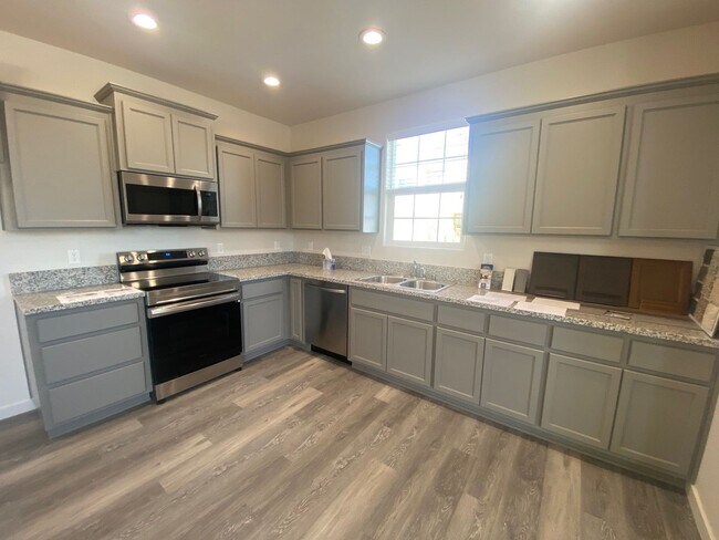Building Photo - 3/2.5 home in Private Gated Community with Yard