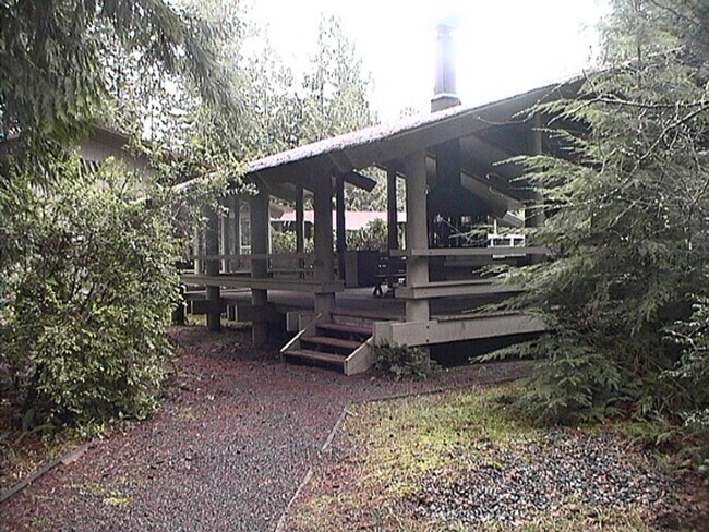 Building Photo - Come live in this quiet corner of Harstine Island!