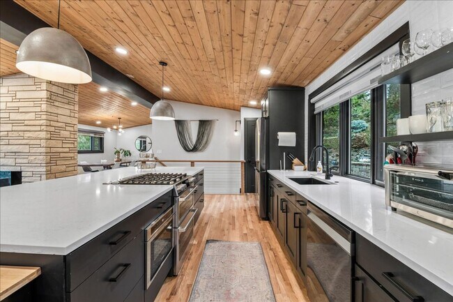 Building Photo - Fully Furnished Luxury Executive Rental