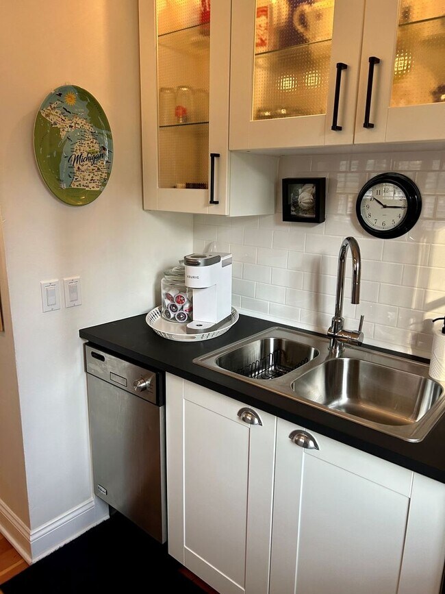 Building Photo - Your Cozy Off-Season Retreat