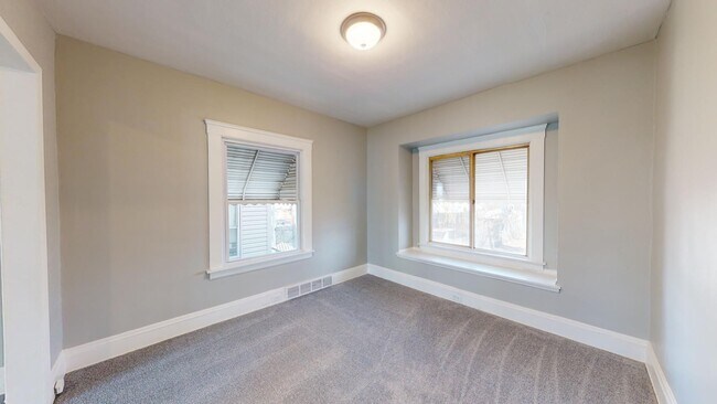 Building Photo - 3 Bed / 1 Bath in Cleveland!