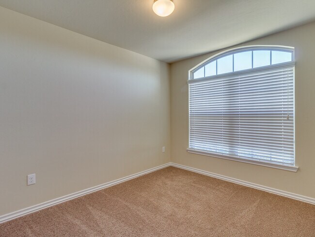 Building Photo - 4 Bedrooms/2 Baths in Falling Springs Addition - Deer Creek Schools - Community Pool