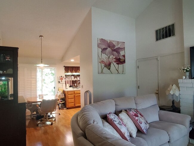 Building Photo - Cute Home in Great Location, A/C, W/D, Woo...