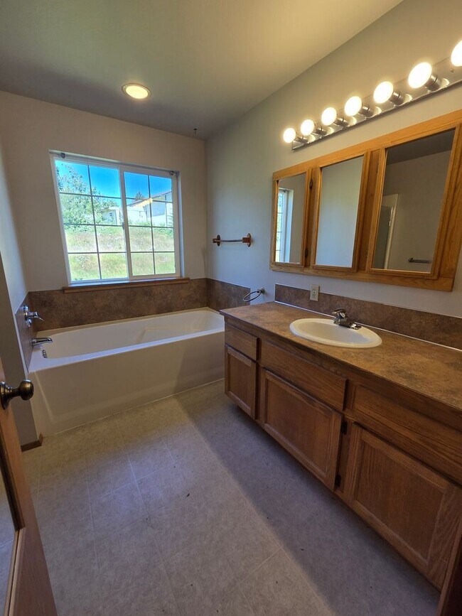 Building Photo - Port Ludlow Farmhouse for Rent, Freshly Updated and Available Now!
