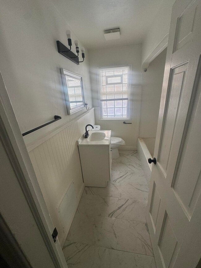 Building Photo - 10713 Beaconsfield St