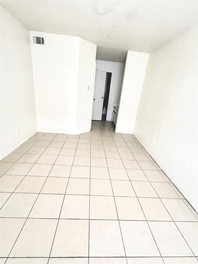 Building Photo - 717 Richcrest Dr