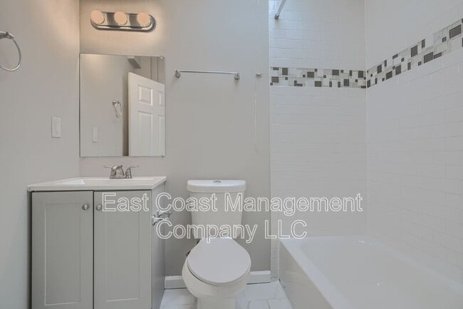 Building Photo - 2622 Llewelyn Ave