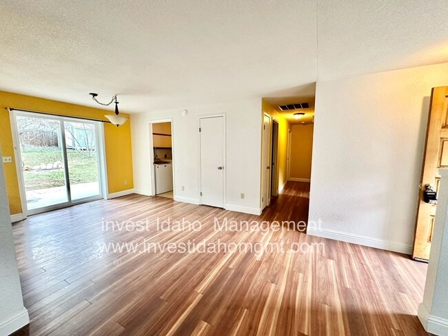 Building Photo - Enjoy the foothill views from your backyard!