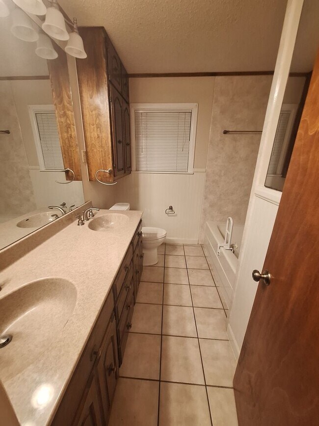 Building Photo - Spacious 3 bedroom, 2 bath