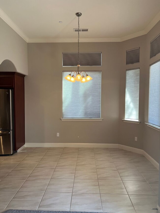 Building Photo - Beautiful Family Home