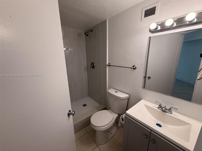 Building Photo - 801 Brickell Bay Dr