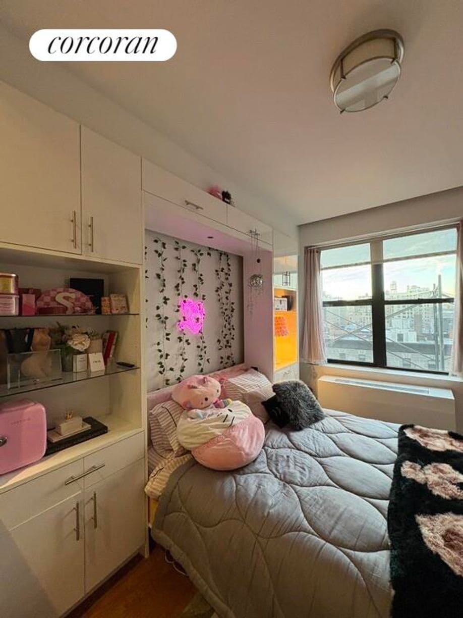 Building Photo - 212 W 91st St