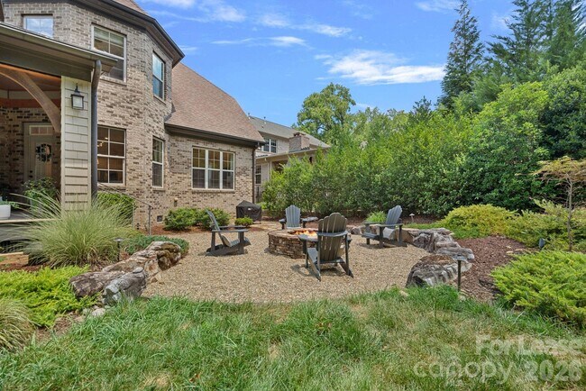 Building Photo - 3813 Lakeside Dr