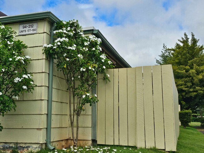 Building Photo - 2-Bedroom / 1-Bath Condo + Loft. 2 Parking Stalls. Water Included.