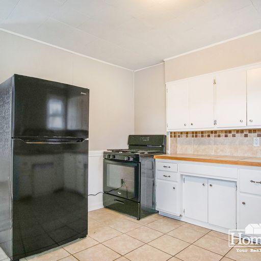 Building Photo - Charming two-bedroom, one-bath home offering a comfortable layout with ample natural light