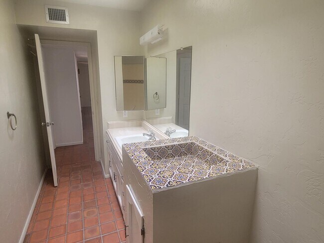 Building Photo - 3 Bed 2.5 Bath Spanish Style Home
