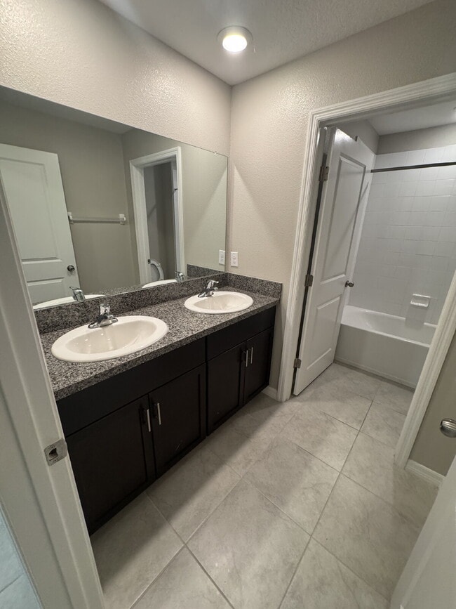 Building Photo - "Spacious 4-Bed Oasis with 2.5 Baths on Ra...