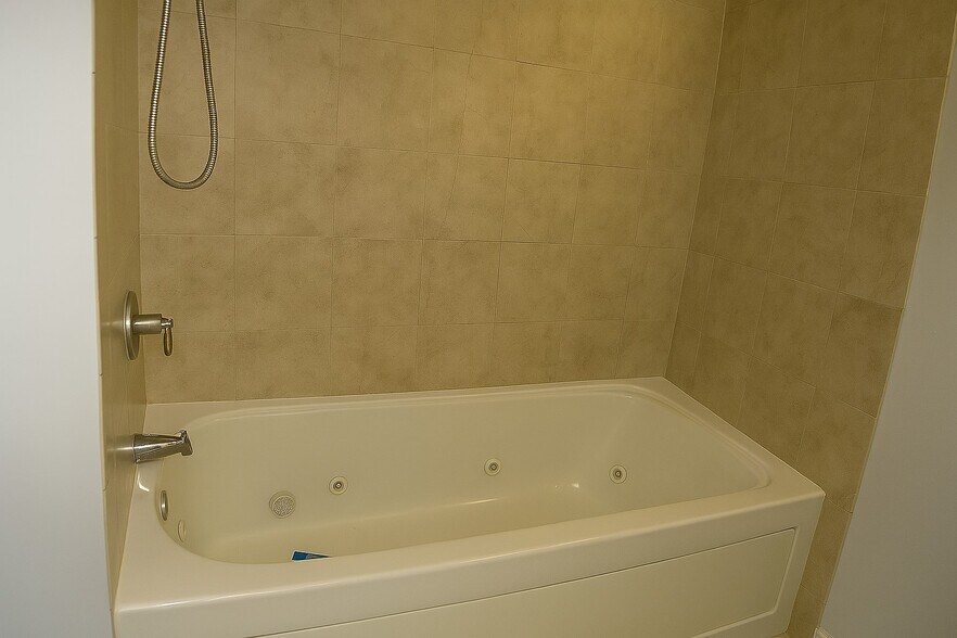 Building Photo - 6 Pepperbush Court