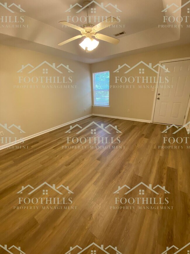 Building Photo - Single Family Home with Attached Garage