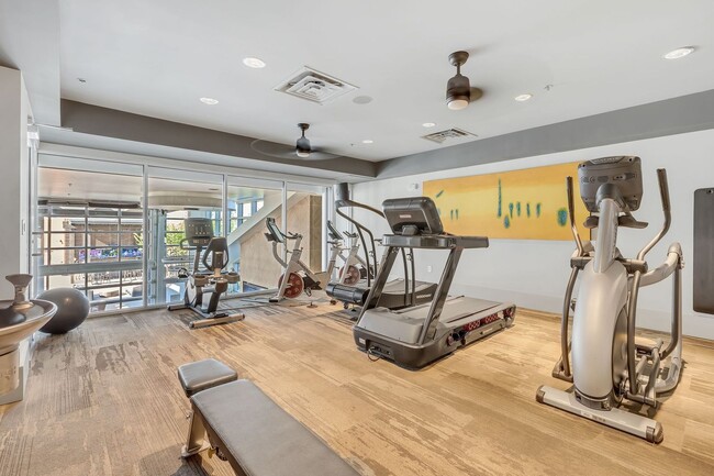 Building Photo - Awesome 1BE/1BA Condo in the Gulch w/2-res...