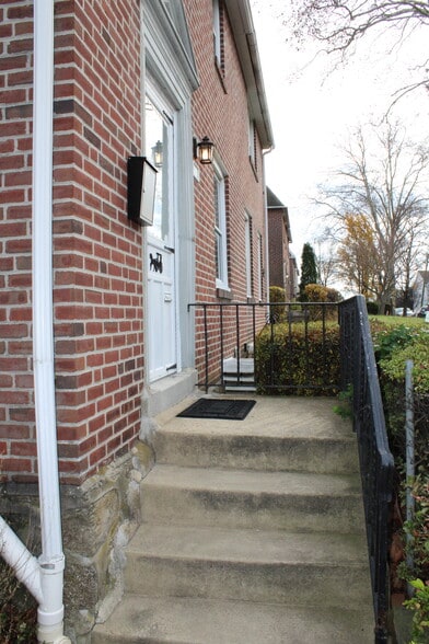 Building Photo - 1917 Winton Ave