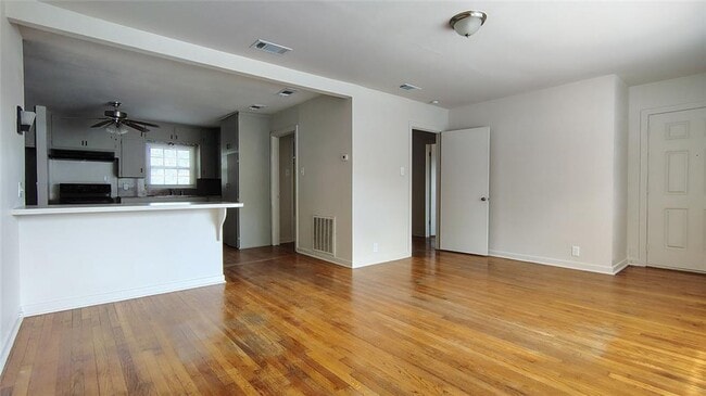 Building Photo - 2 Bedroom 1 Bath in North Austin