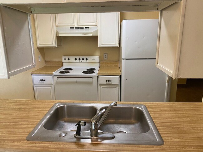 Building Photo - Quaint 1 Bedroom Ground-Floor Unit in Mid-Town Fort Collins
