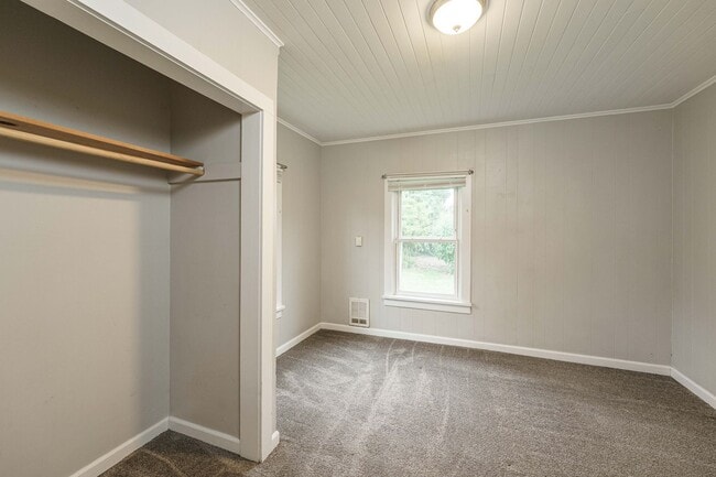 Building Photo - 2 Bedroom 1 Bath SIngle Family Home With L...