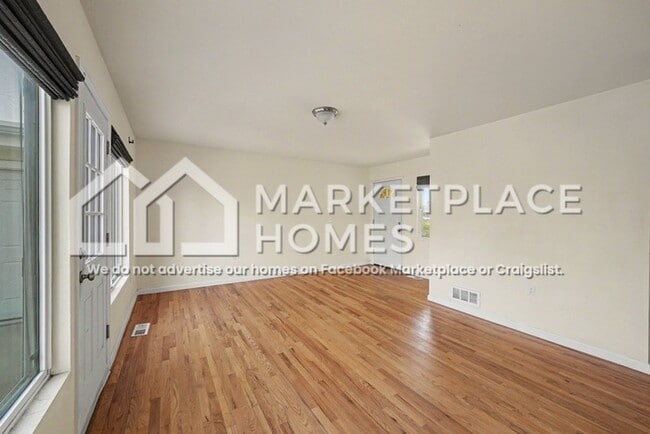 Building Photo - 3610 Oneida St