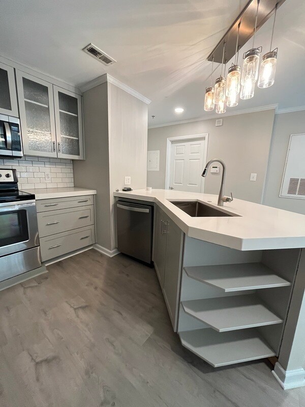 Building Photo - 517 N Graham St