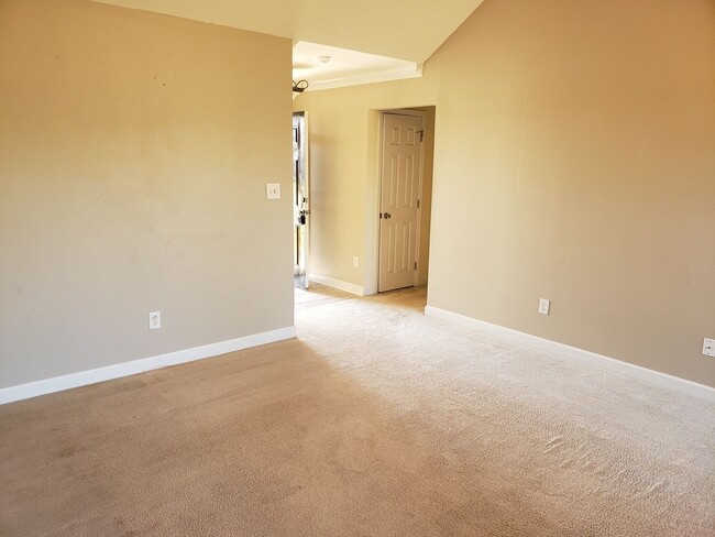 Building Photo - Nice 3 BD/ 2 BA Home