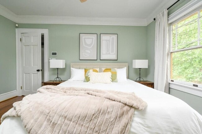 Building Photo - 2076 Ridgedale Rd NE