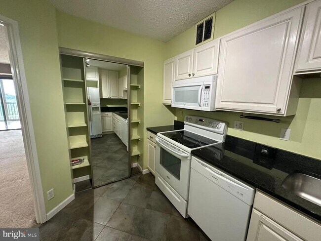 Building Photo - 5904 Mt Eagle Dr