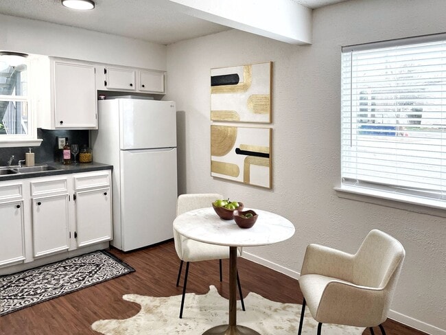Building Photo - Central One Bedroom close to Downtown