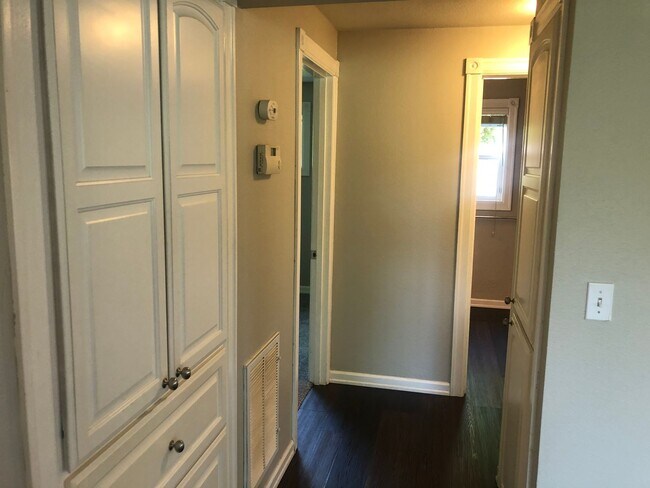 Building Photo - Darling 3 bedroom bungalow in Ferry St Bridge neighborhood!  MOVE IN SPECIAL!