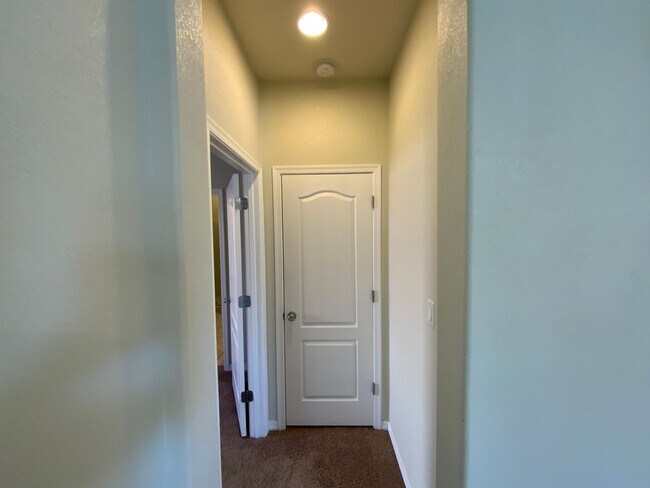 Building Photo - Beautiful 3 Bedroom Single Story Home Available Near Northern Blvd NW & Rainbow Blvd NE!