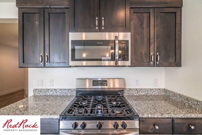 Building Photo - 4 Bed/2.5 Bath Townhome in Desert Bluff!