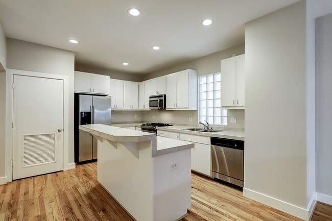 Building Photo - 425 W 26th St