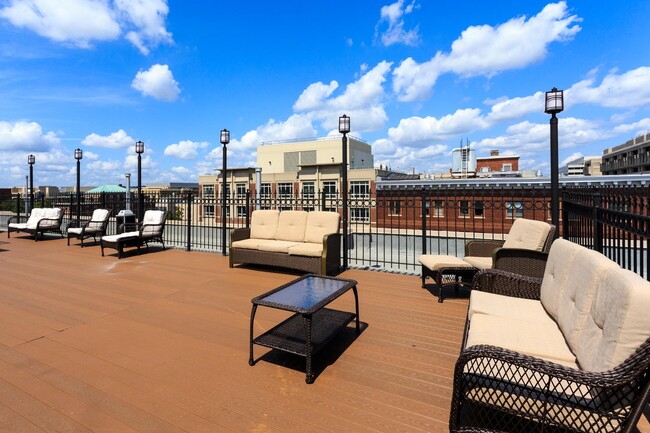 Sunny Rooftop Terrace - Empire