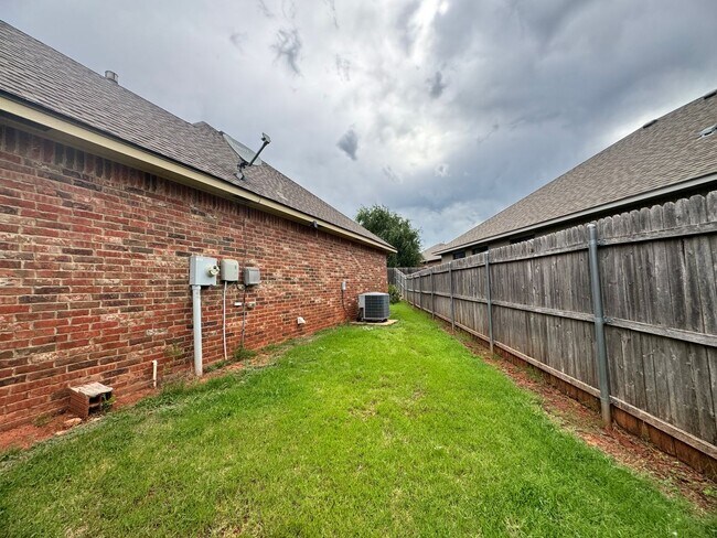 Building Photo - 3 Bed 2 Bath in Edmond!