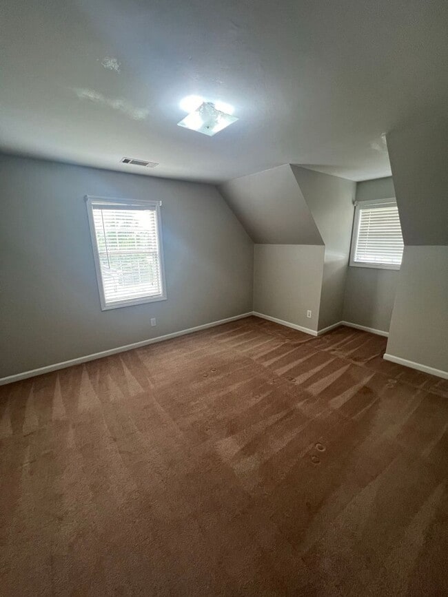 Building Photo - Charming 3-Bedroom, 2-Bath Home with Finis...