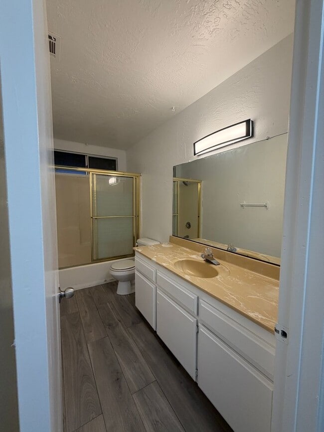 Building Photo - 14606 Riverside St