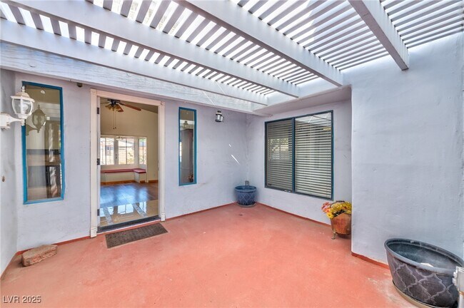 Building Photo - 2728 Miraflores Ave