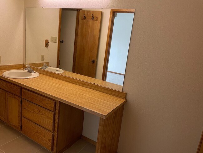 Building Photo - 1Bed/1Bath Apartment